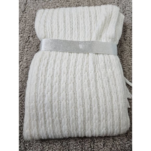 New York and Company White Glove and Scarf Set NWT - Picture 4 of 4